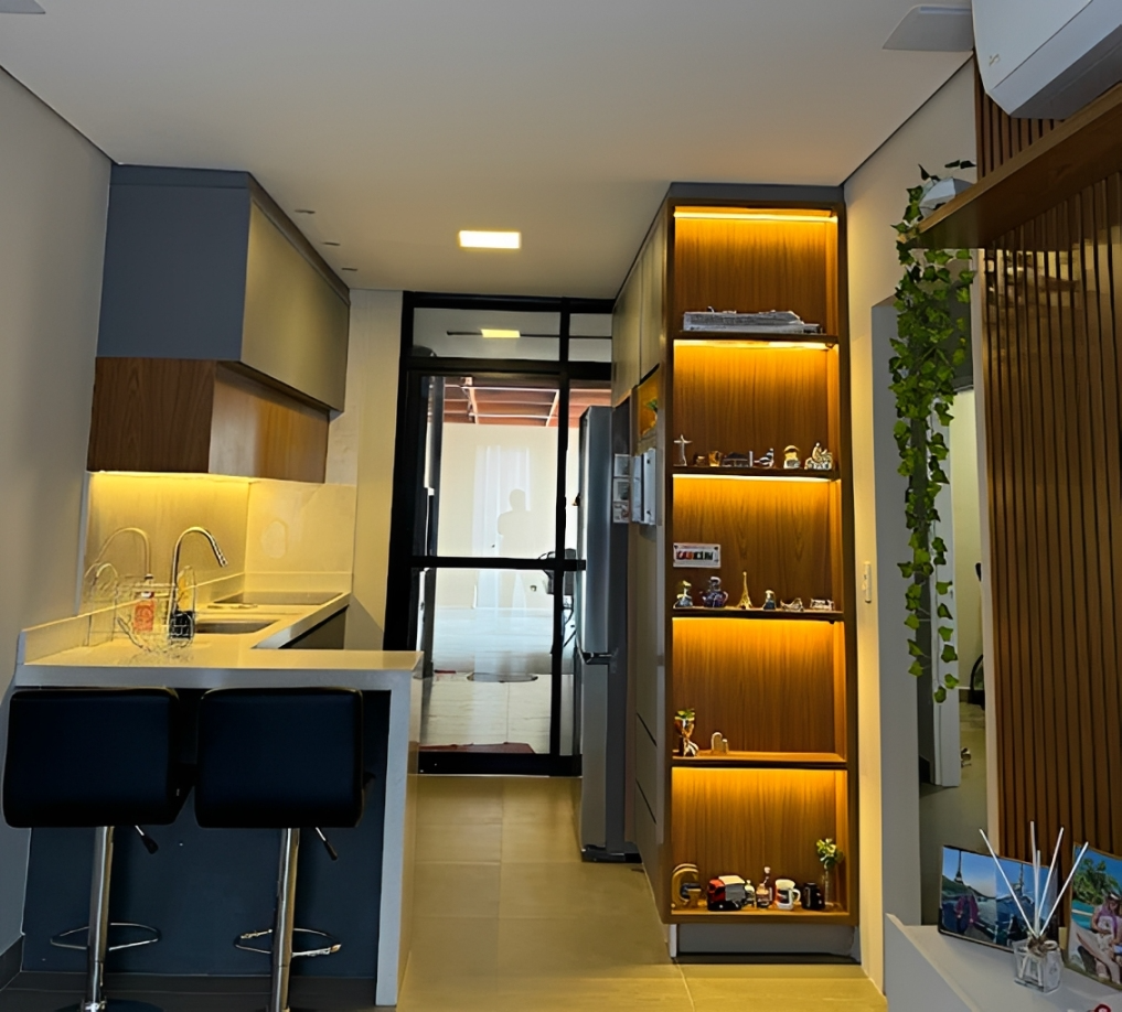 Cozinha planejada com cristaleira iluminada
